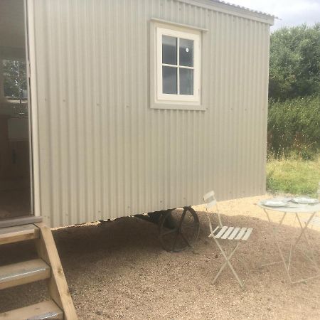 Romantic Secluded Shepherd Hut Hares Rest Southwick  Exterior photo