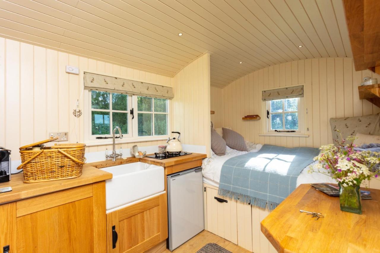 Romantic Secluded Shepherd Hut Hares Rest Southwick  Exterior photo
