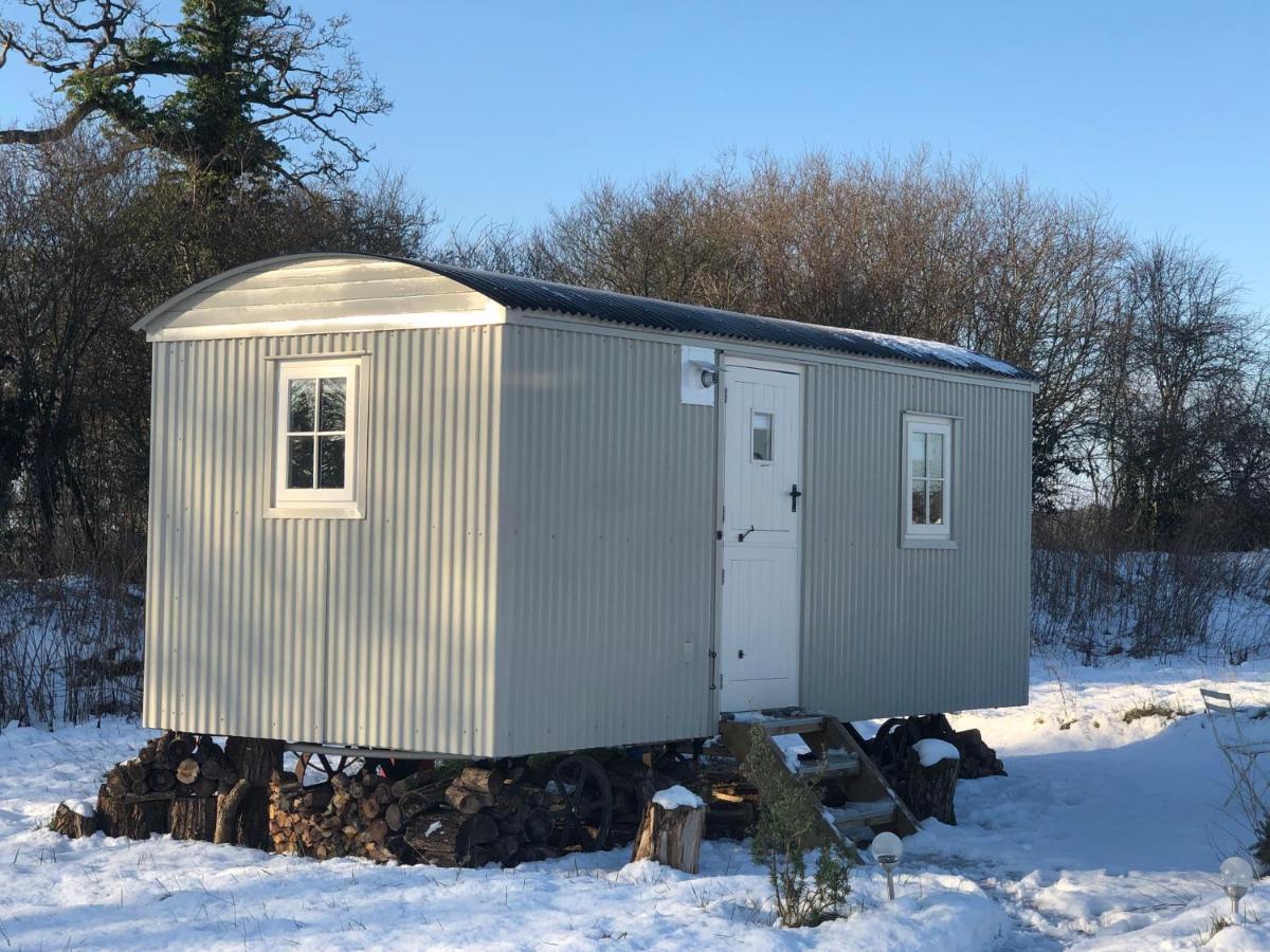 Romantic Secluded Shepherd Hut Hares Rest Southwick  Exterior photo