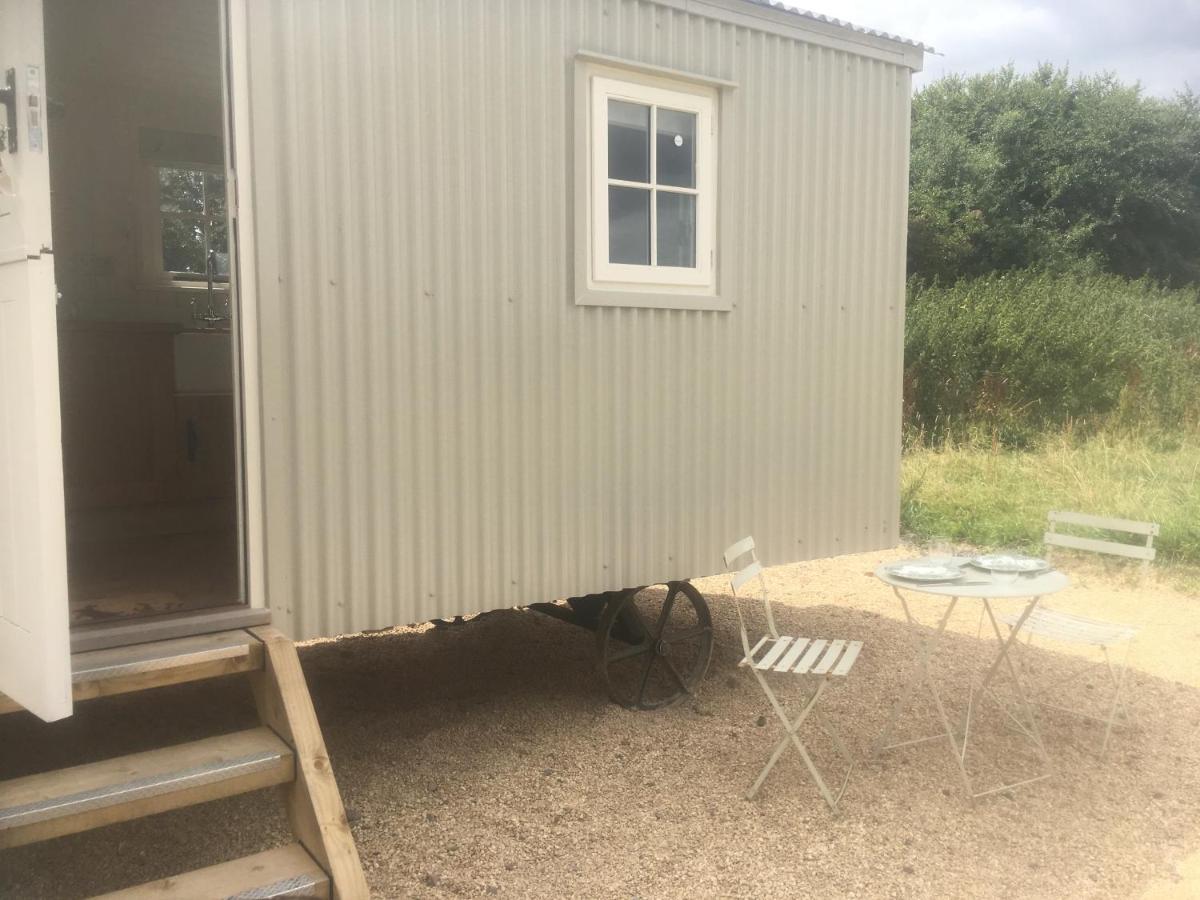 Romantic Secluded Shepherd Hut Hares Rest Southwick  Exterior photo