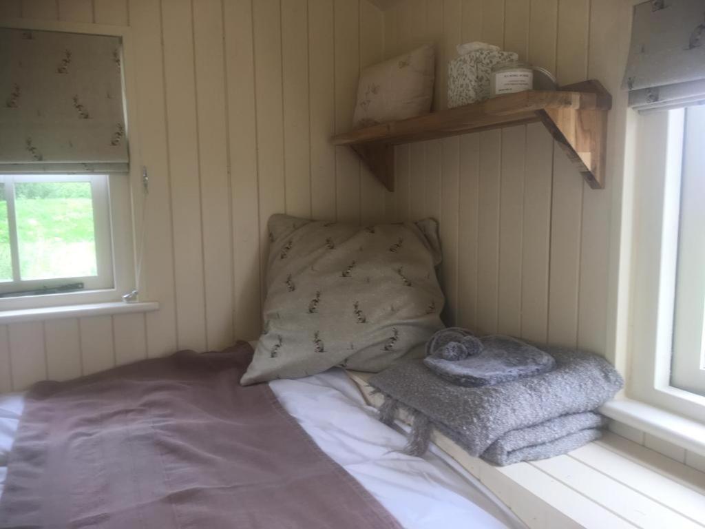 Romantic Secluded Shepherd Hut Hares Rest Southwick  Exterior photo