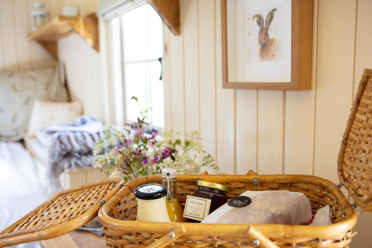 Romantic Secluded Shepherd Hut Hares Rest Southwick  Exterior photo